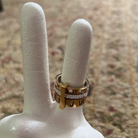 Ring with gold toned Roman numerals & rhinestones - Picture 5 of 5